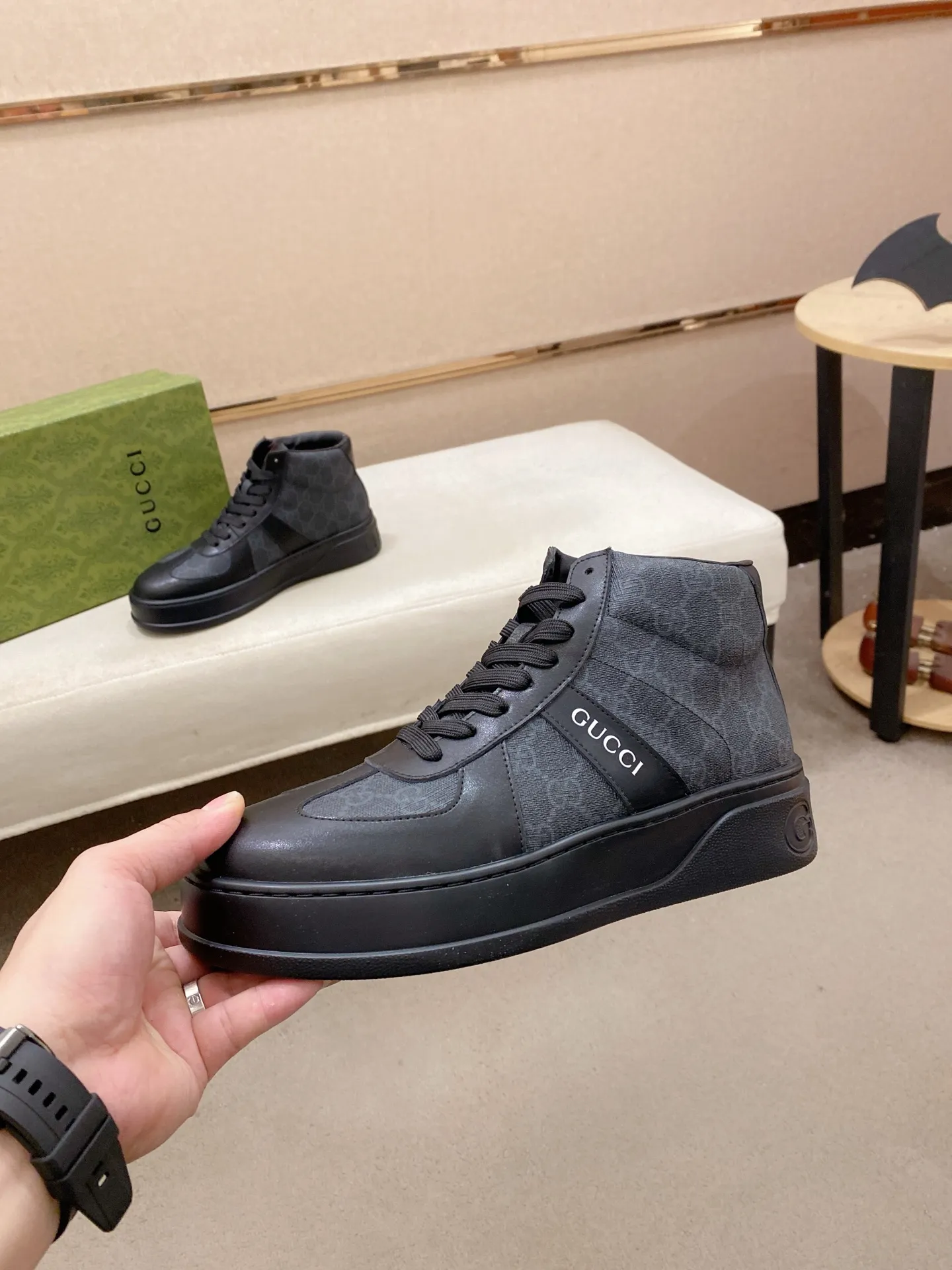 Factory price: 442💰 (GUCCI) The latest model from the official website🎁🎁Casual and fashionable men's shoes👟, hot style💥The style is simple and elegant, exclusive for trendy men. Unique official website's latest brand elements👑original Gucci decoration, fashionable and generous, the fabric is original cowhide ✅sheepskin lining, the official website specifies wear-resistant casual outsole, the classic model is taken in kind at the counter🎬38-44 (can be customized for 45 non-refundable)
